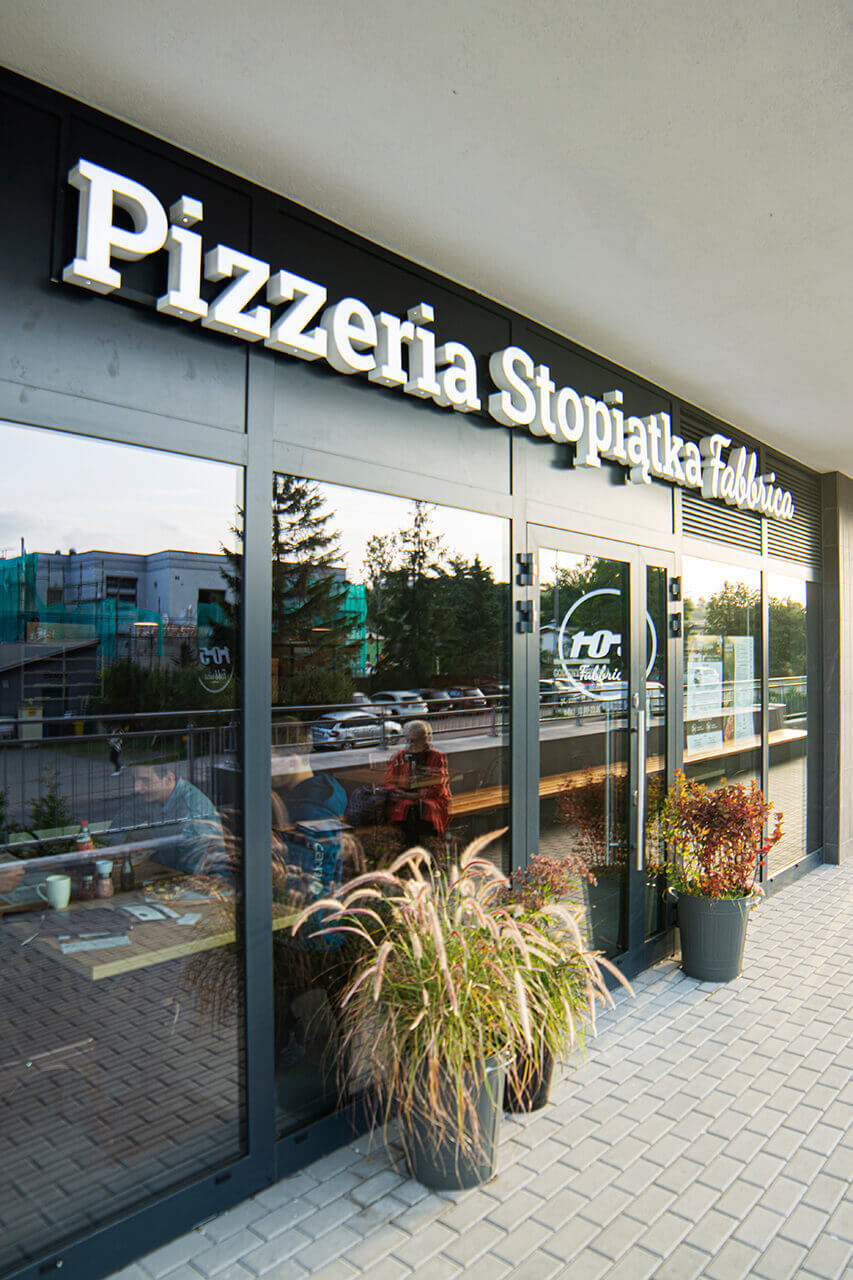 105 pizza pizzeria ristorante pizzeria - pizzeria-105-spatial lettering-illuminato-led-lettering above-entry-restaurant-white-lettering-on-the-wall-lettering-on-the-base-lettering-on-the-height-gdansk-morena- (19) 